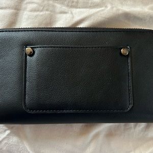 Simple black wallet it’s very cute.  Bought it about a month ago.